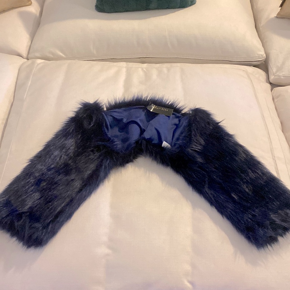 ROYAL BLUE FAUX FUR SHAWL-